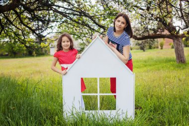 Anne ve kızı elma bahçesi içinde