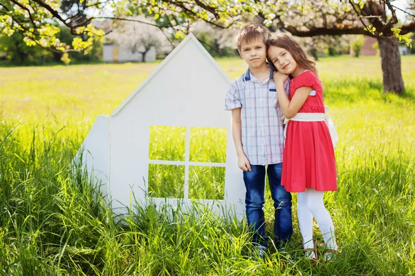Gyermekek kívül esik saját otthonában, a kertben — Stock Fotó