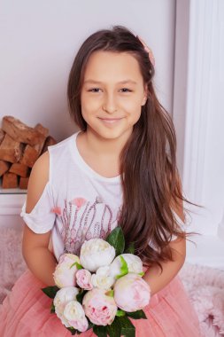 beyaz çiçek bir buket ile gülümseyen kız