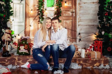 Aile evin merdivenlerinde oturur. Yeni yıl ve Noel tatil kavramı