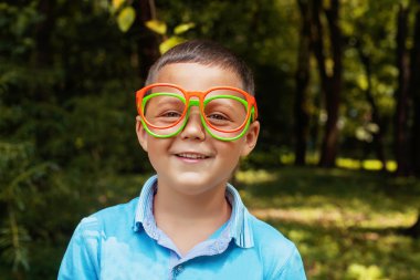 bardaklarda komik çocuk