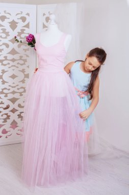 küçük bir kız elbise mankenin üzerinde seviye