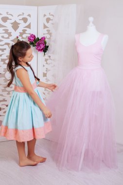 manken elbise ile yakınındaki küçük kız