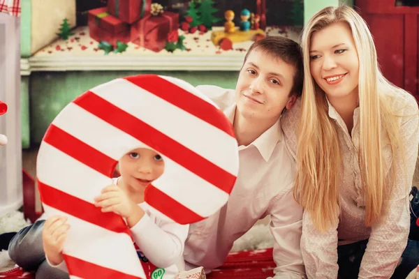 Una familia feliz. El concepto de Año Nuevo y vacaciones de Navidad —  Fotos de Stock