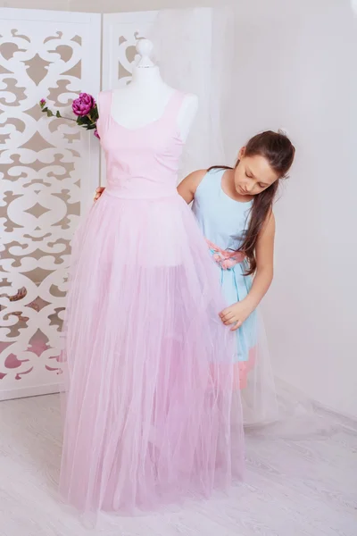 Livellare un vestito bambina su un manichino — Foto Stock