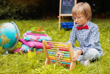 çok güzel bir sarışın çocuk üzerinde Abacus saymak. Eğitim ve öğretim kavramı.