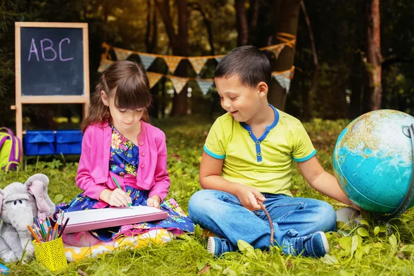 Goed, mijn lieve kinderen, een jongen en een meisje geschilderd. Onderwijs en school concept. — Stockfoto