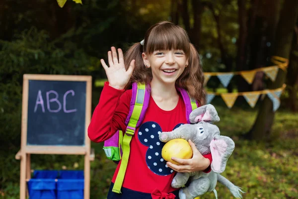 Krásná dívka s úsměvem školačka. Koncepce školy a školství — Stock fotografie