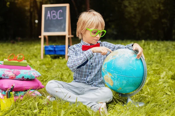 Стильный мальчик, изучающий географию на земном шаре. Концепция обучения и образования . — стоковое фото