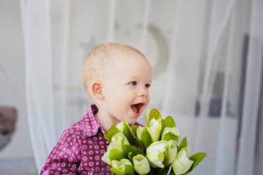 Çiçekli küçük çocuk.