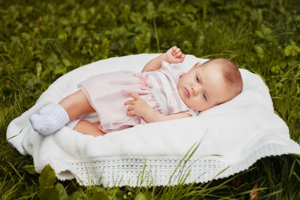 Puha ruhát a kosárba fekvő kis csecsemő — Stock Fotó