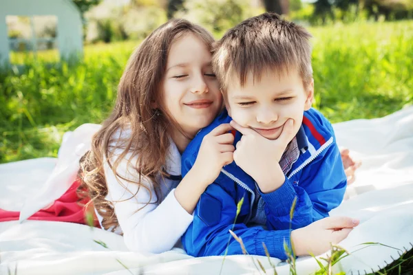 Kinder, Junge und Mädchen umarmen sich — Stockfoto