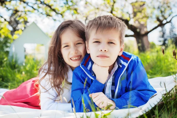 Syster och bror på picknick — Stockfoto