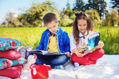 Komik çocuklar açık havada okuma