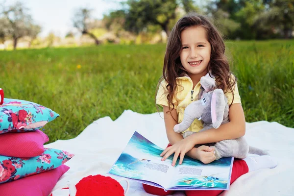 Vackra barn skrattar och läser en bok — Stockfoto