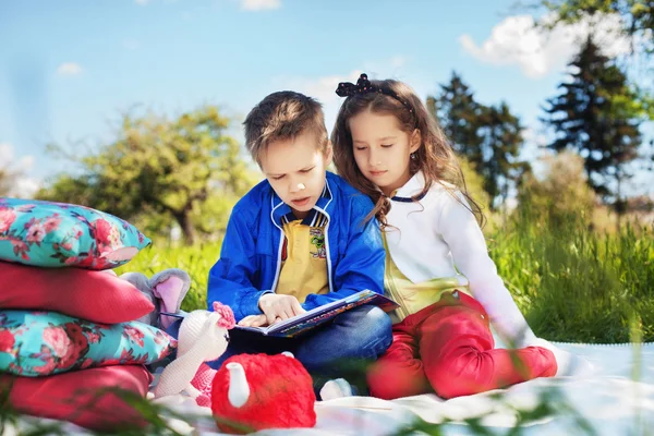 A gyerekek könyveket olvasnak — Stock Fotó
