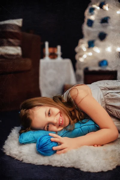 青い枕横になっている少女。新しい年の概念 — ストック写真