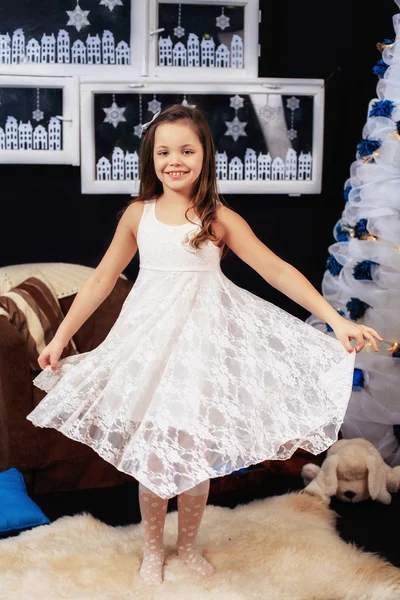 美しい白いドレスを着た少女。新しい Y のコンセプト — ストック写真