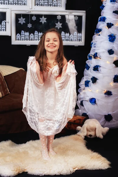 クリスマス ツリーと部屋の少女。コンセプト — ストック写真