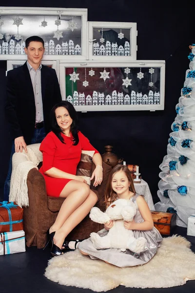 Счастливая семья, мать, отец и дочь. Концепция Нового 2017 года и Счастливого Рождества . — стоковое фото
