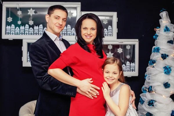 Familia feliz, madre embarazada, padre e hija. El concepto de Año Nuevo 2017 y Feliz Navidad . — Foto de Stock