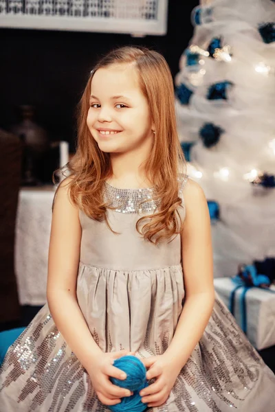 ドレスのかわいい女の子。新年とメリークリスマスのコンセプト — ストック写真