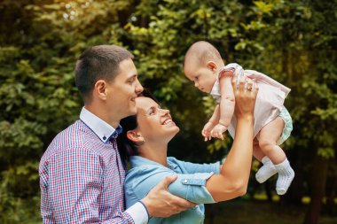 Mutlu bebek için anne ve baba gülümseyen. Aile ve sevgi kavramı.