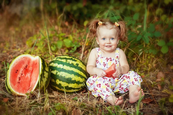 Niña comiendo sandía. El concepto de desarrollo infantil — Foto de Stock