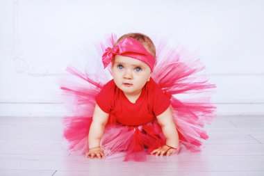 pembe bir etek küçük çocuk. Ebeveynlik kavramı.