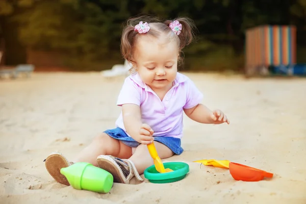 Hermoso bebé jugando en los juguetes de caja de arena. El concepto de niño — Foto de Stock