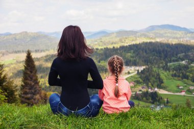 Dağları izlerken bir çocuk ile anne