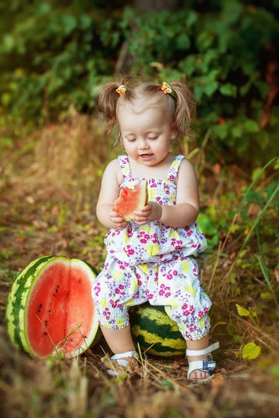 Un niño pequeño comiendo sandía. El concepto de estilo de vida y él — Foto de Stock