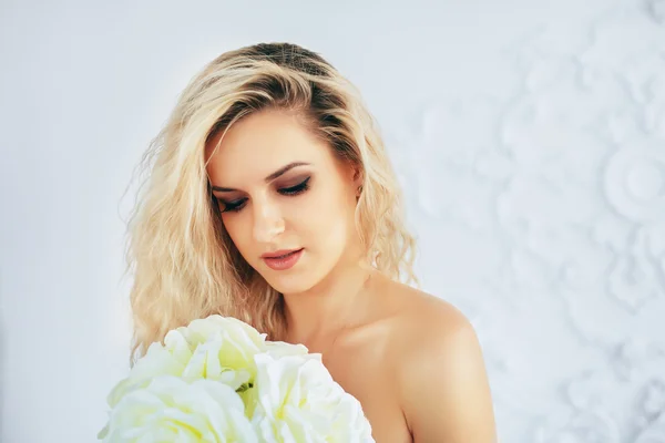 Romantisches blondes Mädchen mit Blumen. das Konzept der Schönheit — Stockfoto