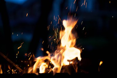 kıvılcım parlak ateşle. Doğa kavramı.