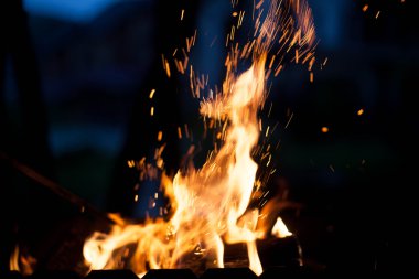 parlak ışık ile büyük sparks. Doğa kavramı.