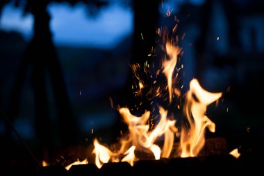 Sokağın ortasında ateş. Doğa kavramı.