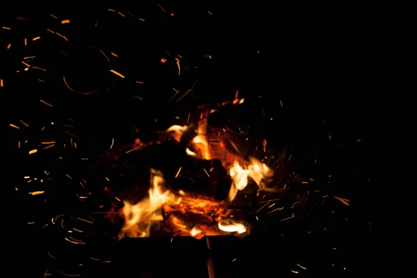 Ogień z iskry na czarnym tle. Koncepcja natury. — Zdjęcie stockowe
