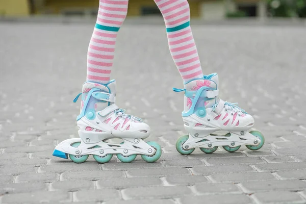 Niño Aprende Patinar Chica Con Mallas Rosas Concepto Infancia Afición — Foto de Stock