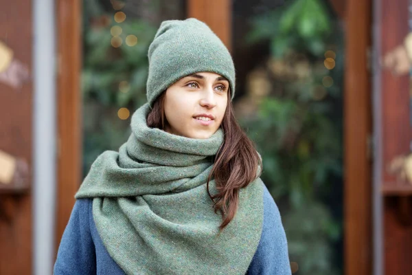 Portrait Girl Green Hat Scarf Walk Christmas City Smile Her — Stock Photo, Image