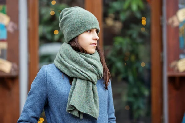 Ritratto Ragazza Con Cappello Verde Sciarpa Passeggiata Città Natale Sorriso — Foto Stock