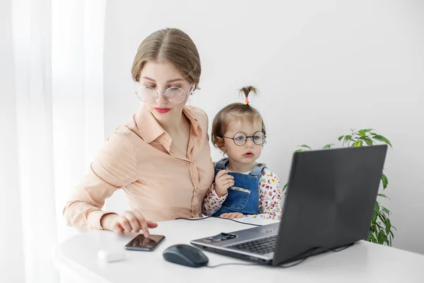 Mom Small Child Works Home Laptop Stay Home Mother Child — Stock Photo, Image