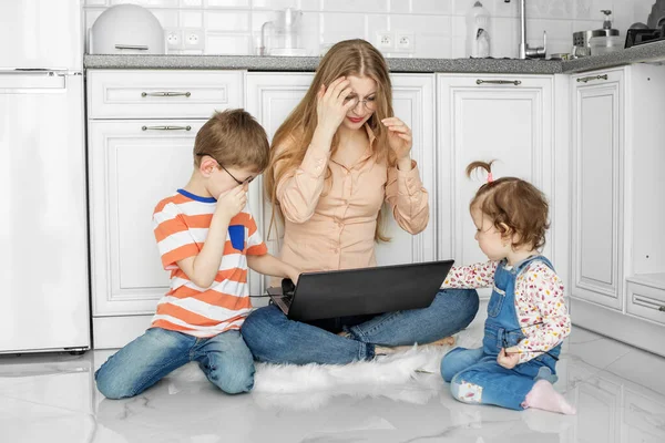 Mother Two Children Works Home Computer Fatigue Lifestyle Housewife Freelance — Stock Photo, Image