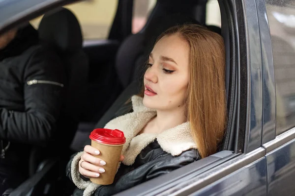 One Girl Long Hair Guy Sitting Black Car View Window — Stock Photo, Image