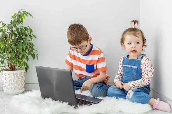 Small Child Learning Distance Learning Little Sister Family Childhood Internet — Stock Photo, Image