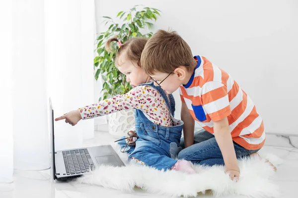 Brother Little Sister Watching Videos Online Preschool Age Family Childhood — Stock Photo, Image