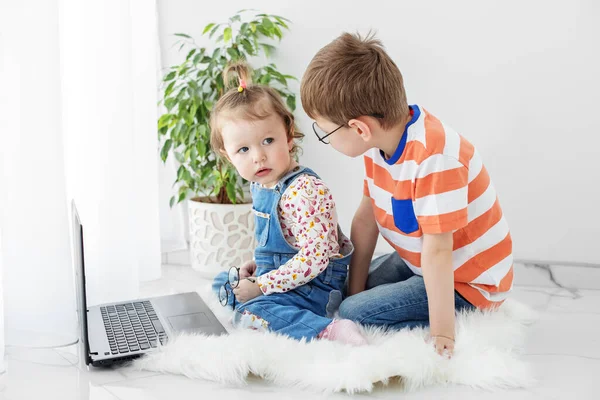 Brother Sister Watching Videos Online Preschool Age Family Childhood Internet — Stock Photo, Image