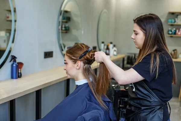 La femme est venue changer sa coiffure chez le coiffeur. Concept de changement d'image, soins capillaires, cosmétiques professionnels. — Photo