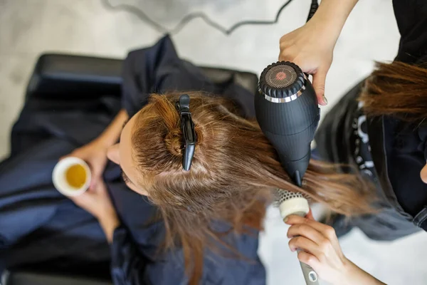 Peluquero Seca Cabello Corta Cabello Una Chica Con Pelo Largo —  Fotos de Stock