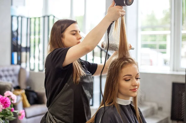 Egy Lány Egy Szépségszalonban Egy Fodrász Megcsinálja Haját Levágja Haját — Stock Fotó