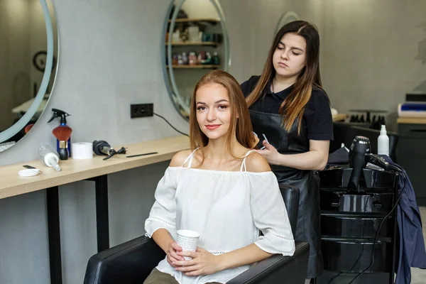 Une Fille Dans Salon Beauté Coiffeur Fait Ses Cheveux Coupe — Photo